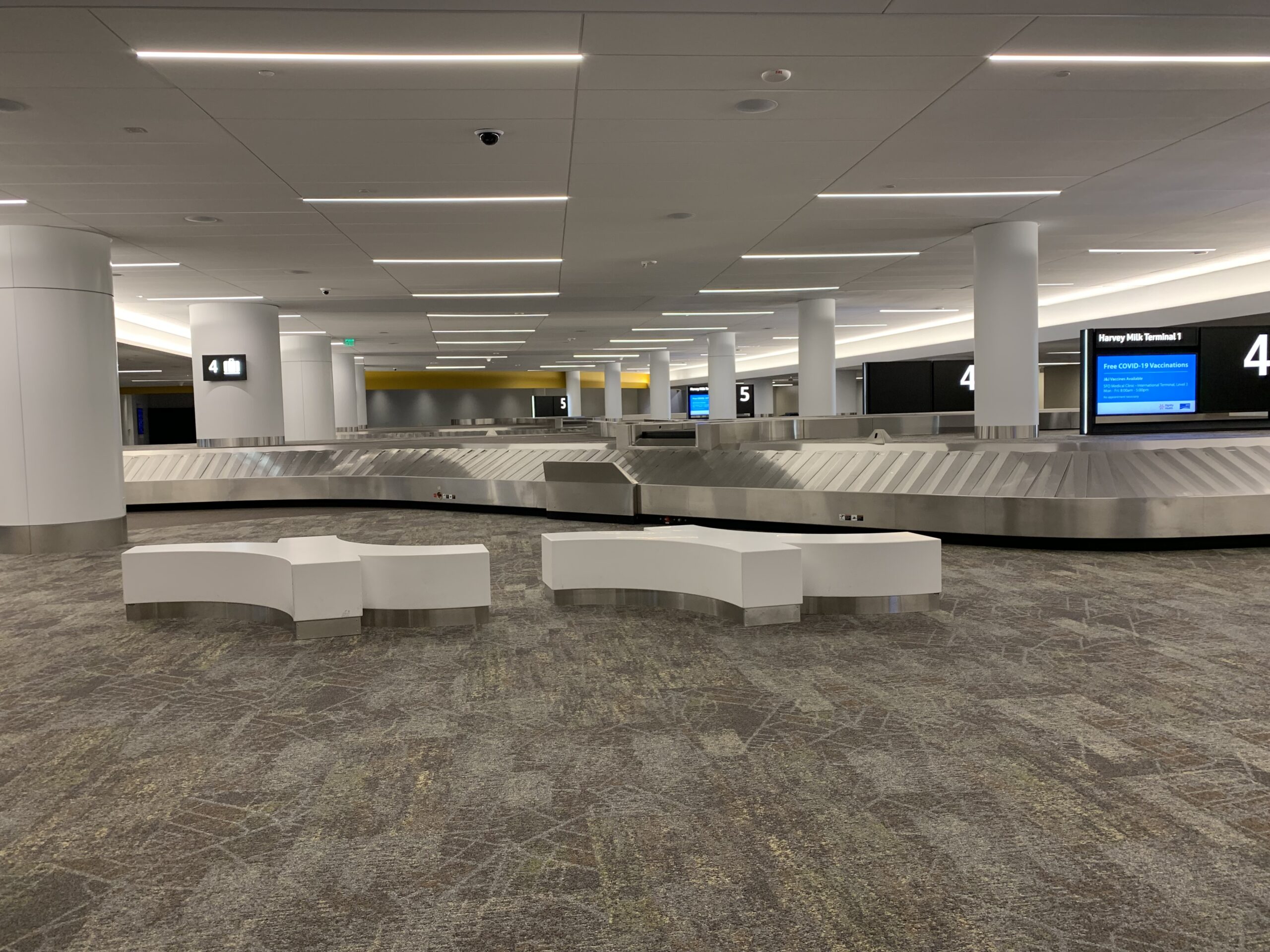 Type 9014 incline carousel in a terminal arrivals area