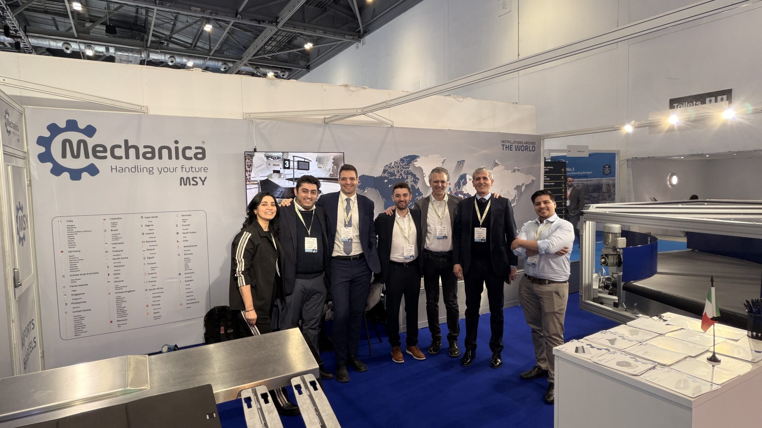 The team with visitors on the booth